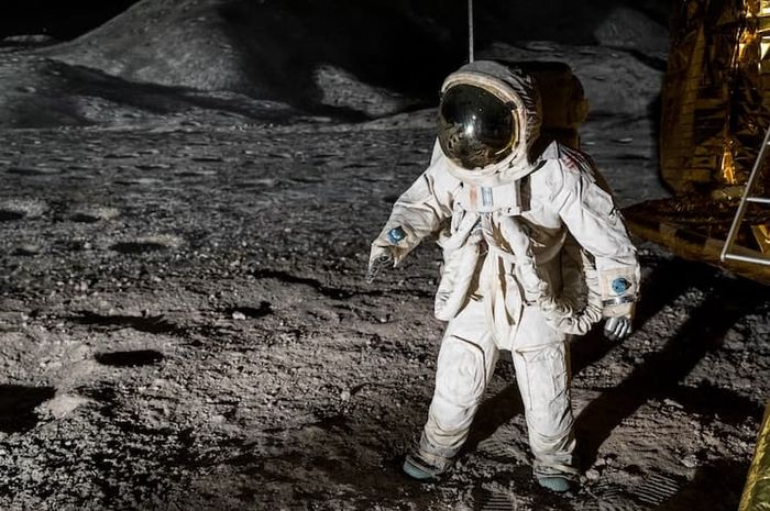 Sewaktu di luar angkasa, tubuh astronaut menjadi lemah karena pengaruh gravitasi.