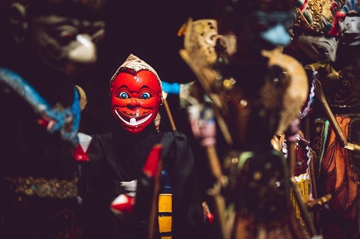 Wayang golek merupakan salah satu contoh pertunjukan teater tradisional.