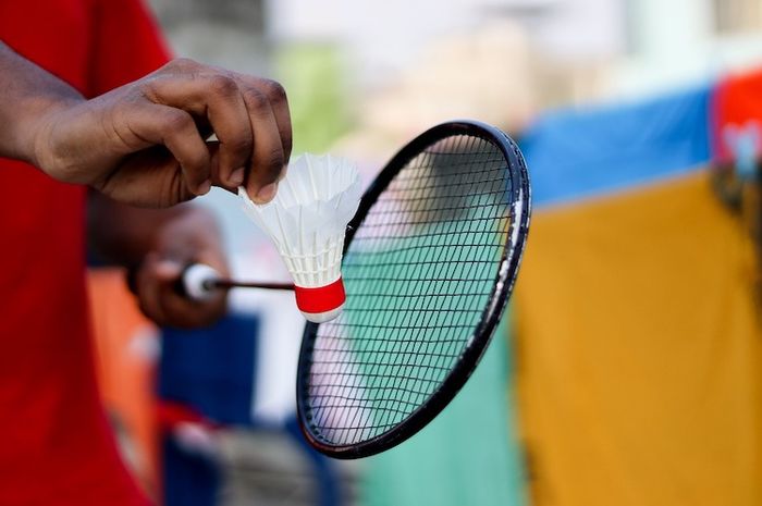 Ada beberapa teknik dasar dalam permainan bulu tangkis atau badminton.