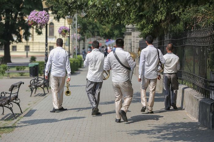 Kebersihan jalan merupakan tanggung jawab seluruh pengguna jalan.