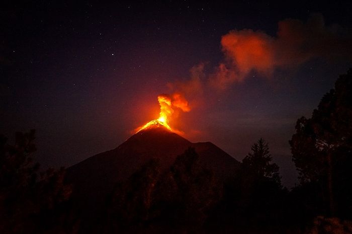 Gunung berapi merupakan salah satu gunung yang bisa menyebabkan bencana alam.