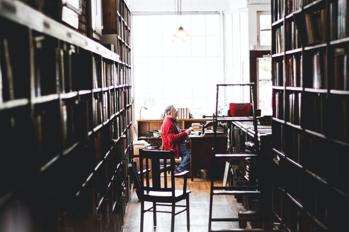 Dalam bahasa Inggris pustakawan disebut dengan librarian.