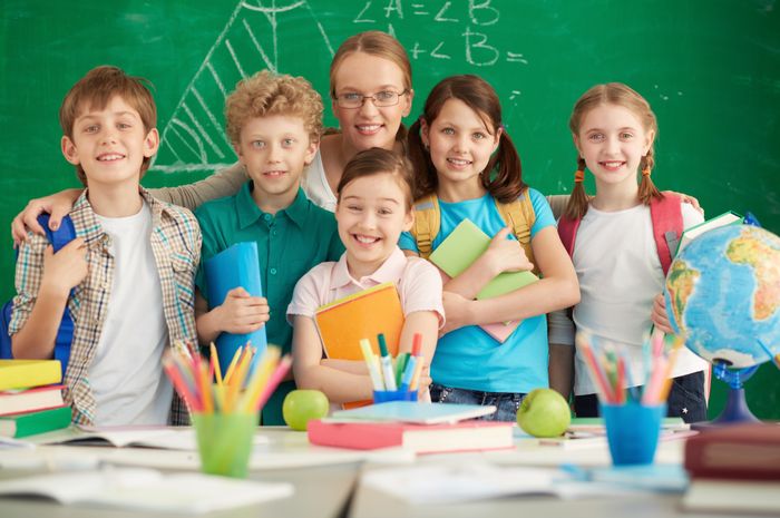 Menjawab soal latihan pilihan ganda, Bahasa Inggris Kelas XI Chapter III materi Public and School Events.