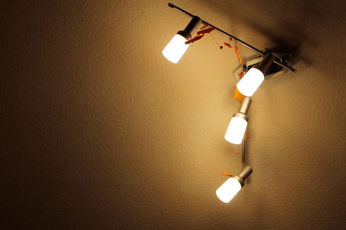 Thomas Alva Edison merupakan penemu lampu.