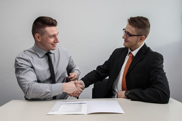 Job interview dalam bahasa Indonesia disebut dengan wawancara pekerjaan.