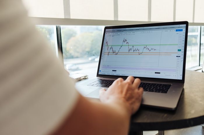 Berinvestasi pada saham di dalam pasar modal bisa memberikan manfaat dan juga risiko.