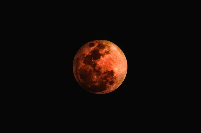 Bulan yang berubah berwarna merah dikenal dengan istilah hamburan rayleigh.