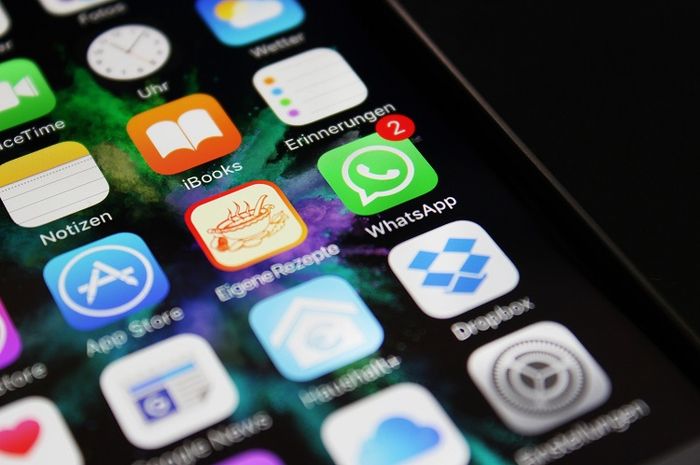 Tanda sebuah pesan di WhatsApp yang sudah dibaca biasanya berwarna biru.