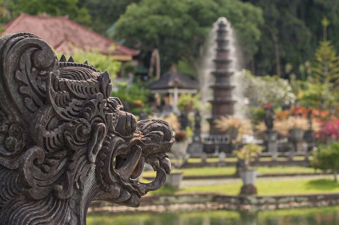 Bersikap sesuai dengan nilai Pancasila sama seperti bersikap positif terhadap Pancasila.