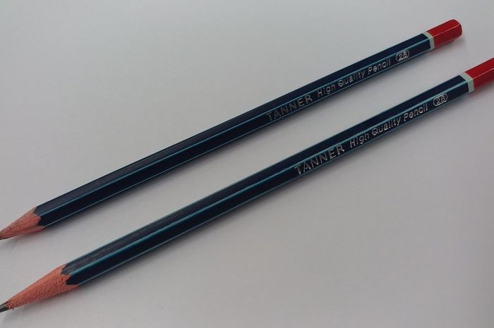 Huruf B (Black) berfungsi untuk menandakan ketebalan pensil.