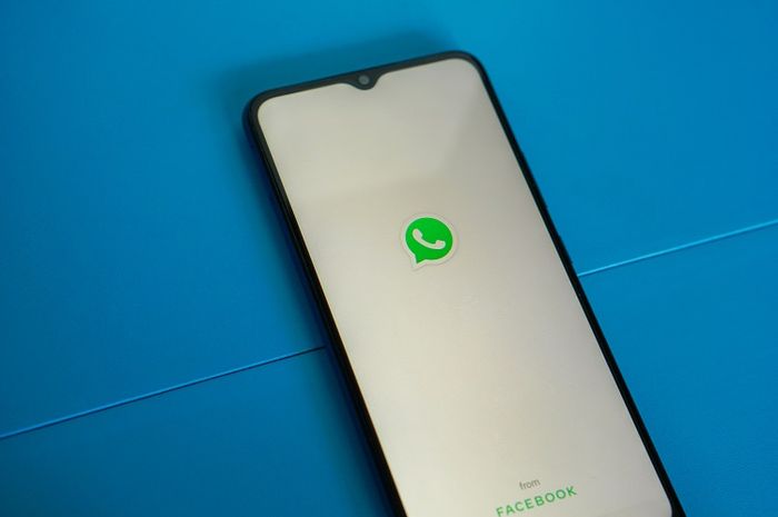 Aplikasi WhatsApp memiliki fitur untuk mengubah huruf pada pesan singkatnya.