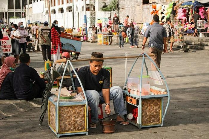Kerak telor adalah salah satu makanan khas Jakarta.