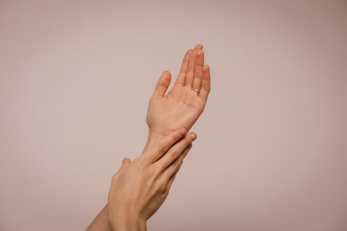Cara mengatasi kram pada tangan yang menggangu aktivitas.