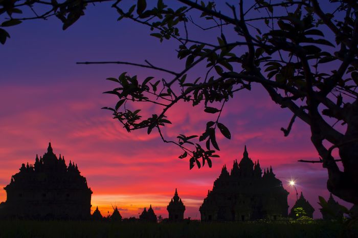 Salah satu historical places atau tempat bersejarah yang banyak ditemukan di Indonesia adalah candi.