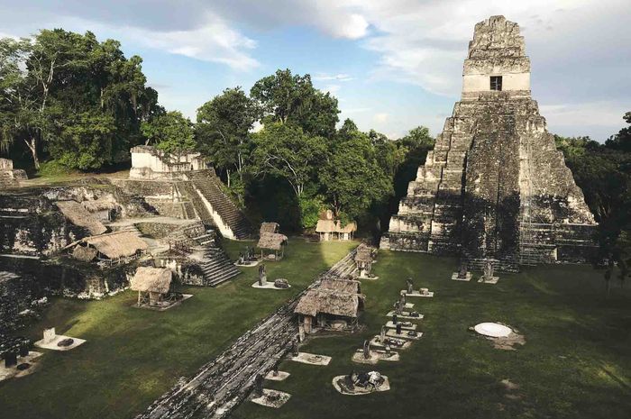 Enam piramida besar yang dimiliki oleh kota Tikal menjadi daya tarik kota tersebut.