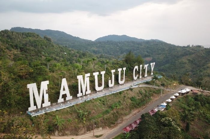 Ibu kota Sulawesi Barat adalah Mamuju.