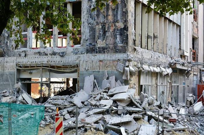 Gempa bisa menyebabkan kerusukan bangunan dan korban jiwa.