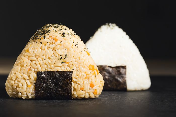 Onigiri tuna adalah salah varian onigiri favorit banyak orang.