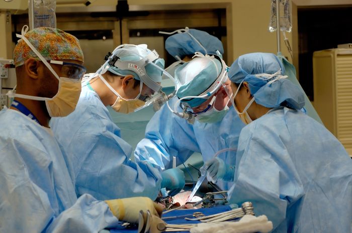 Baju operasi yang berwarna hijau atau biru memiliki tujuan untuk membantu penglihatan dokter agar lebih baik.