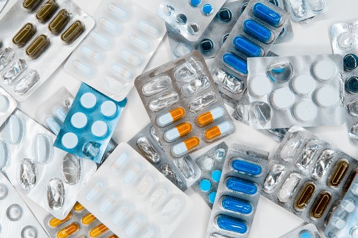 Antibiotik dapat berbentuk pil, cairan, krim, serta suntikan.