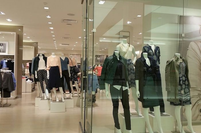 Bekas lipatan di celana panjang menjadi gaya fashion saat ini.