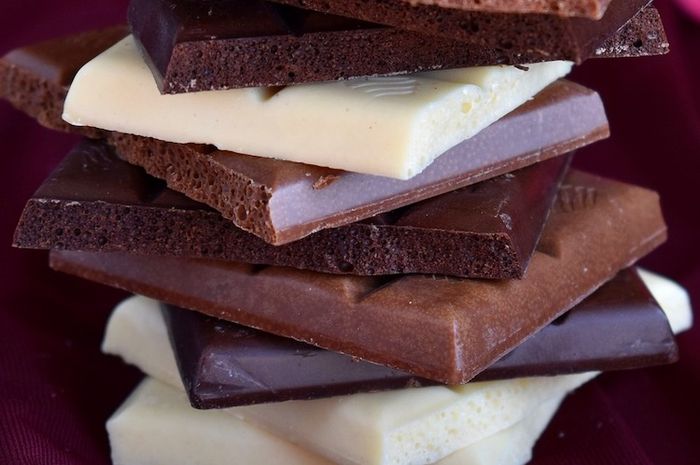 Selain cokelat biasa, ada pula cokelat berwarna putih atau biasa disebut cokelat putih.