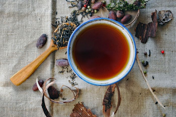 Herbal tea atau teh herbal tidak memiliki kandungan kafein sehingga cocok diminum malam hari.