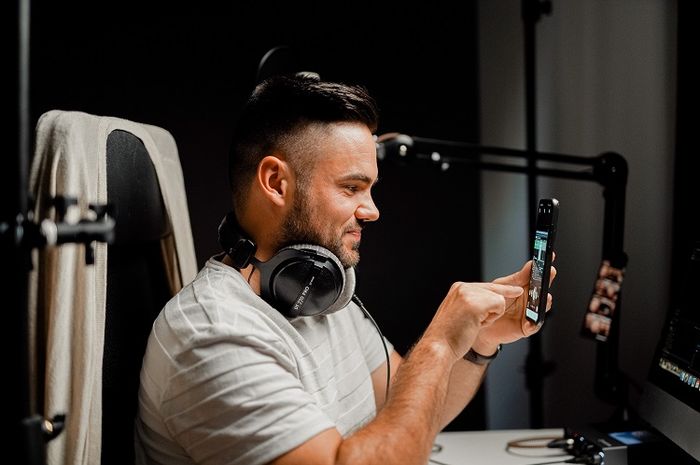 Content creator merupakan salah satu profesi yang memanfaatkan teknologi dan kemajuan internet.