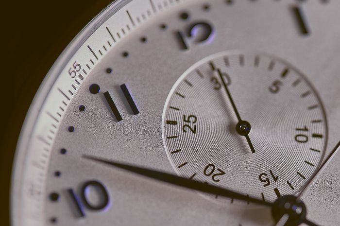 Adverb of time adalah kata yang berfungsi untuk menjelaskan waktu. Misalnya, kapan, berapa lama, dan seberapa sering suatu tindakan terjadi.