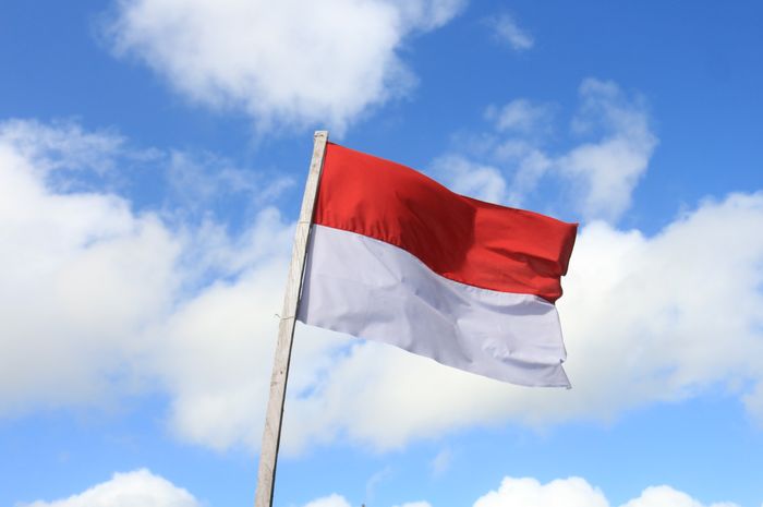 Nasionalisme adalah paham (ajaran) untuk mencintai bangsa dan negara sendiri.