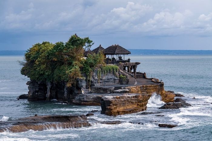 Tanah lot adalah salah satu tempat wisata yang menjadi kegiatan ekonomi masyarakat Kabupaten Tabanan.