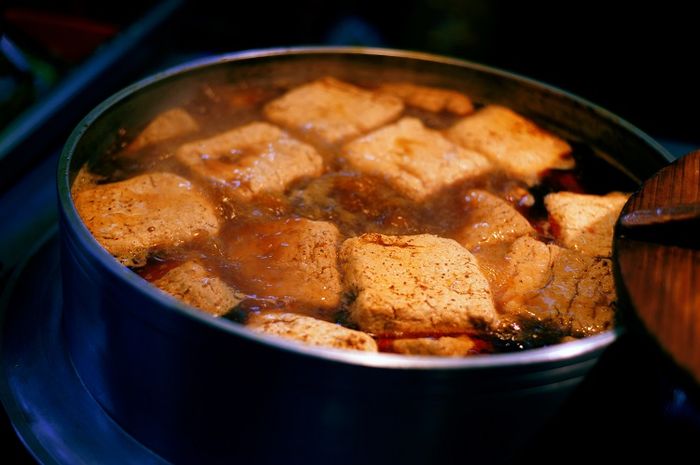 Tahu adalah salah satu hasil teknologi pangan dari kacang kedelai.