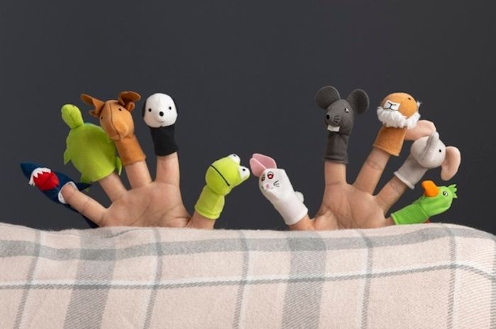 Boneka bisa digunakan untuk mendongeng.