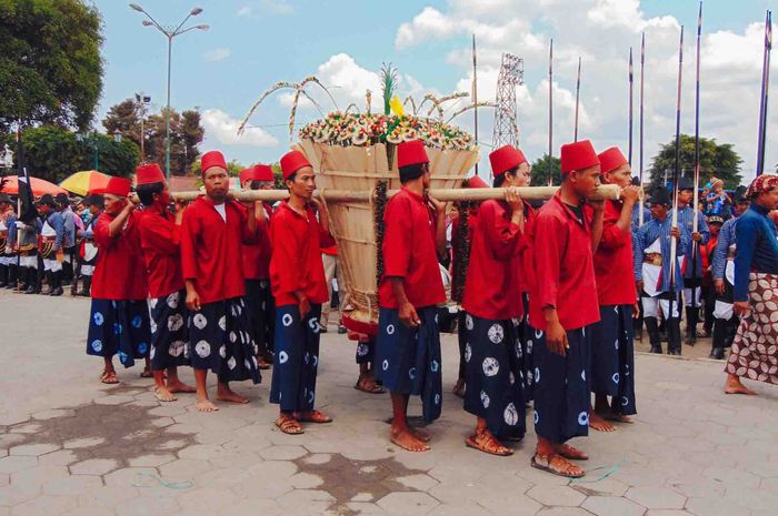 Indonesia harus menjunjung tinggi rasa persatuan seperti yang sudah digambarkan oleh Bhinneka Tunggal Ika.