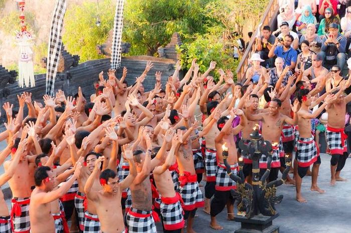 Tari kecak adalah salah satu tari yang berasal dari Bali.