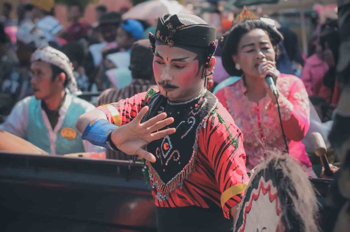 Indonesia memiliki beraneka ragam budaya dan adat, salah satunya tarian daerah.