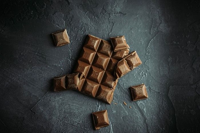Cokelat sebaiknya ditaruh di tempat yang kering dan sejuk agar rasa alaminya tetap terjaga.