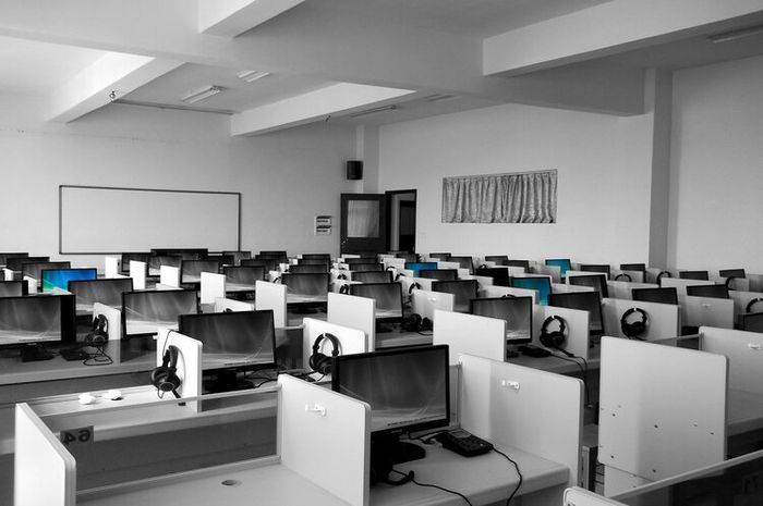 Informatika dipahami sebagai ilmu yang membahas pengelolaan dan analisis data.