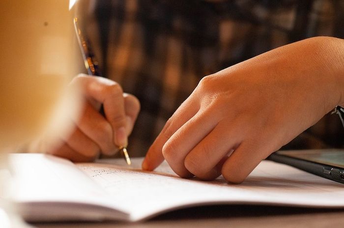 Menawarkan bantuan dalam bahasa Inggris disebut offering help.