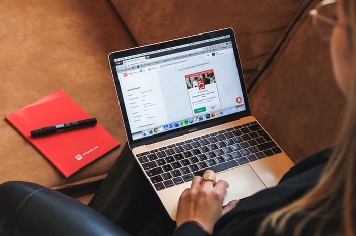 Di masa modern, melamar pekerjaan biasanya dilakukan melalui online atau lewat email.