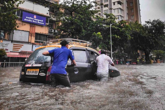 Salah satu penyebab banjir adalah meningkatnya curah hujan.