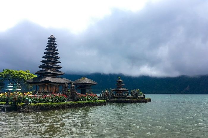 Pura di Bali sangat banyak dan menjadi salah satu keunikan Pulau Bali