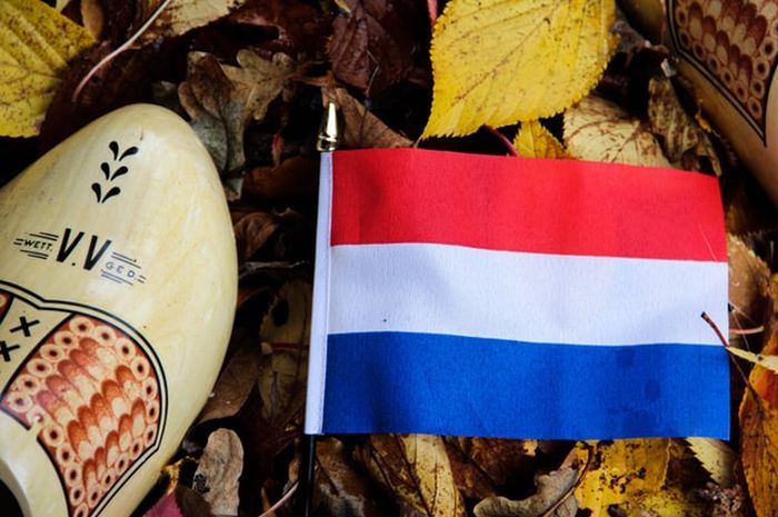 Lulusan Sastra Belanda diharapkan mampu berkomunikasi dalam bahasa Belanda.