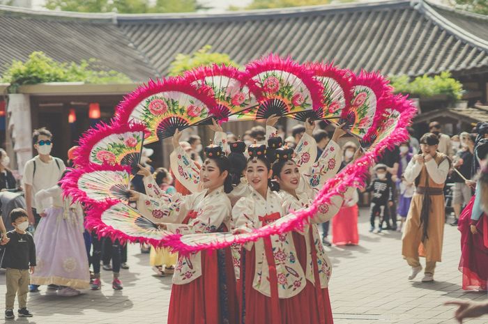 Hallyu atau gelombang budaya pop Korea telah mendunia dan banyak dikenal orang di dunia hiburan.