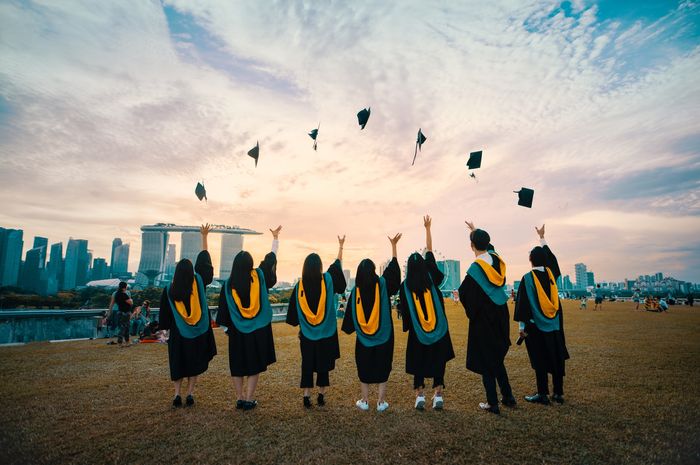 Kelulusan dalam bahasa Inggris disebut dengan graduation.
