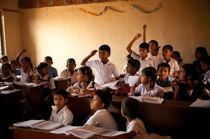 Saat disekolah, sarana belajar penting bagi siswa.