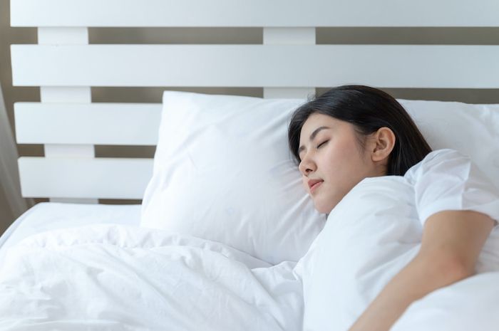 Tidur menggunakan guling memiliki sejumlah manfaat bagi tubuh.