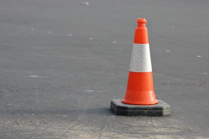 Traffic cone berbentuk kerucut dengan rongga di dalamnya.