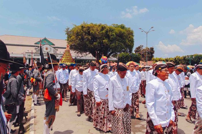 Pesta rakyat sering dirayakan dengan festival.