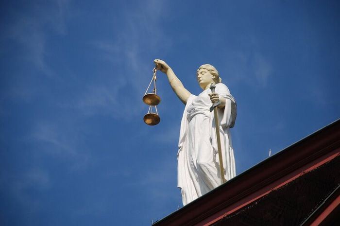 Dewi Yunani Justitia atau Lady of Justice sering kali digunakan sebagai lambang yang berkaitan erat dengan hukum.